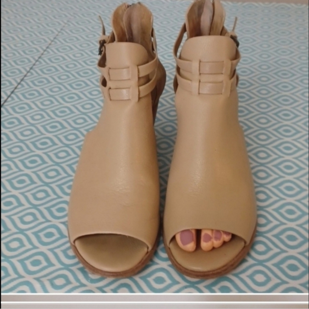 Matisse cut out booties buckles leather 9.5